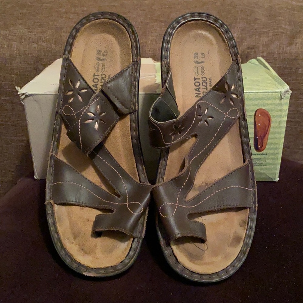Naot at toe loop sandal size 39, dark brown